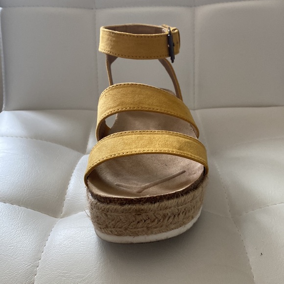 Platform yellow sandals for Summer - Picture 3 of 3